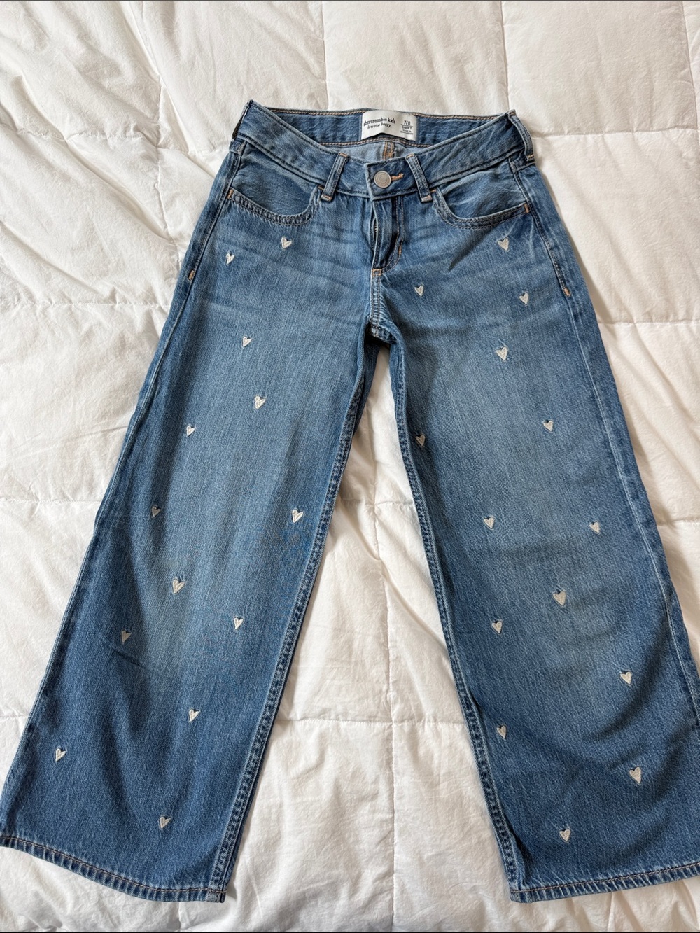 New- ABERCROMBIE KIDS- Blue Wide-Leg Jeans with White Heart Print- 7/8